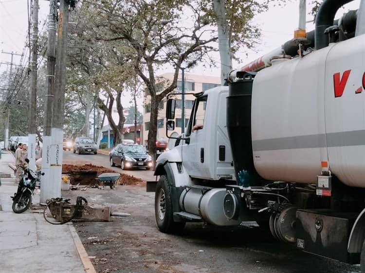 Tremendo socavón en Araucarias puso en riesgo a conductores