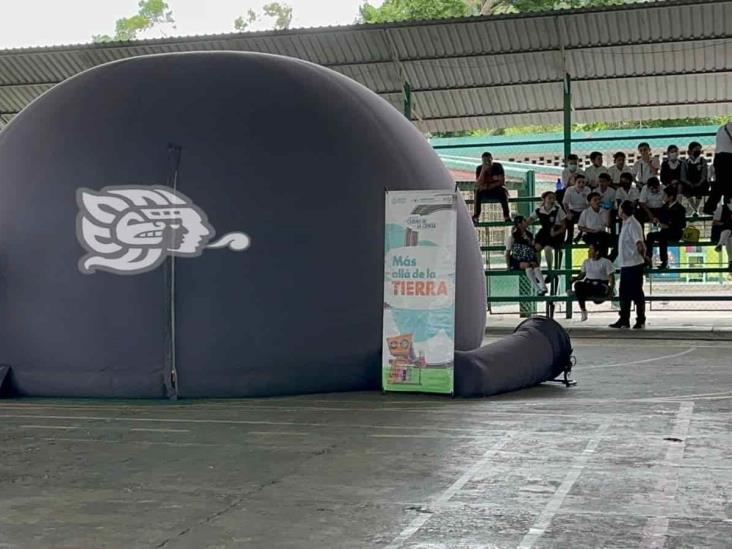 Museo móvil Camino de la Ciencia llega a escuela de Poza Rica