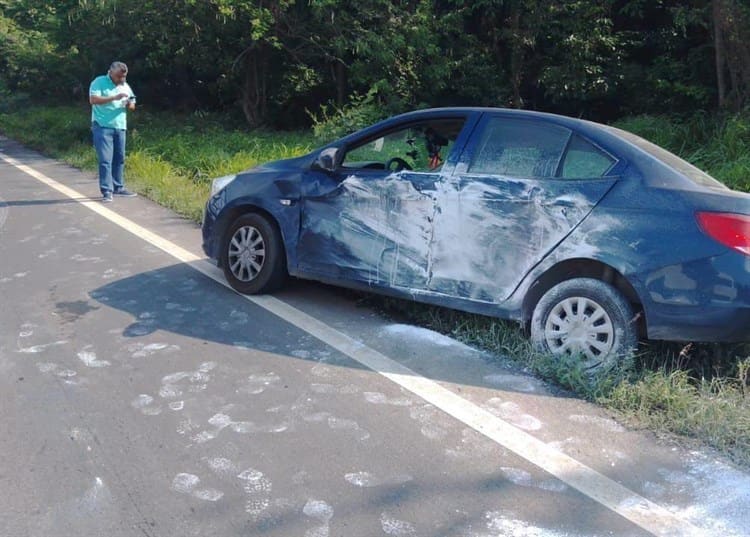 ¡Chuza! Vuelca plana de tráiler y arrasa con vehículos, en Alto Lucero