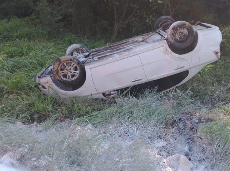 ¡Chuza! Vuelca plana de tráiler y arrasa con vehículos, en Alto Lucero