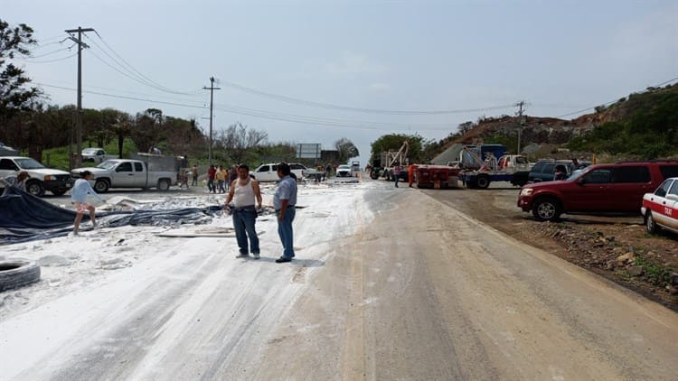 ¡Chuza! Vuelca plana de tráiler y arrasa con vehículos, en Alto Lucero