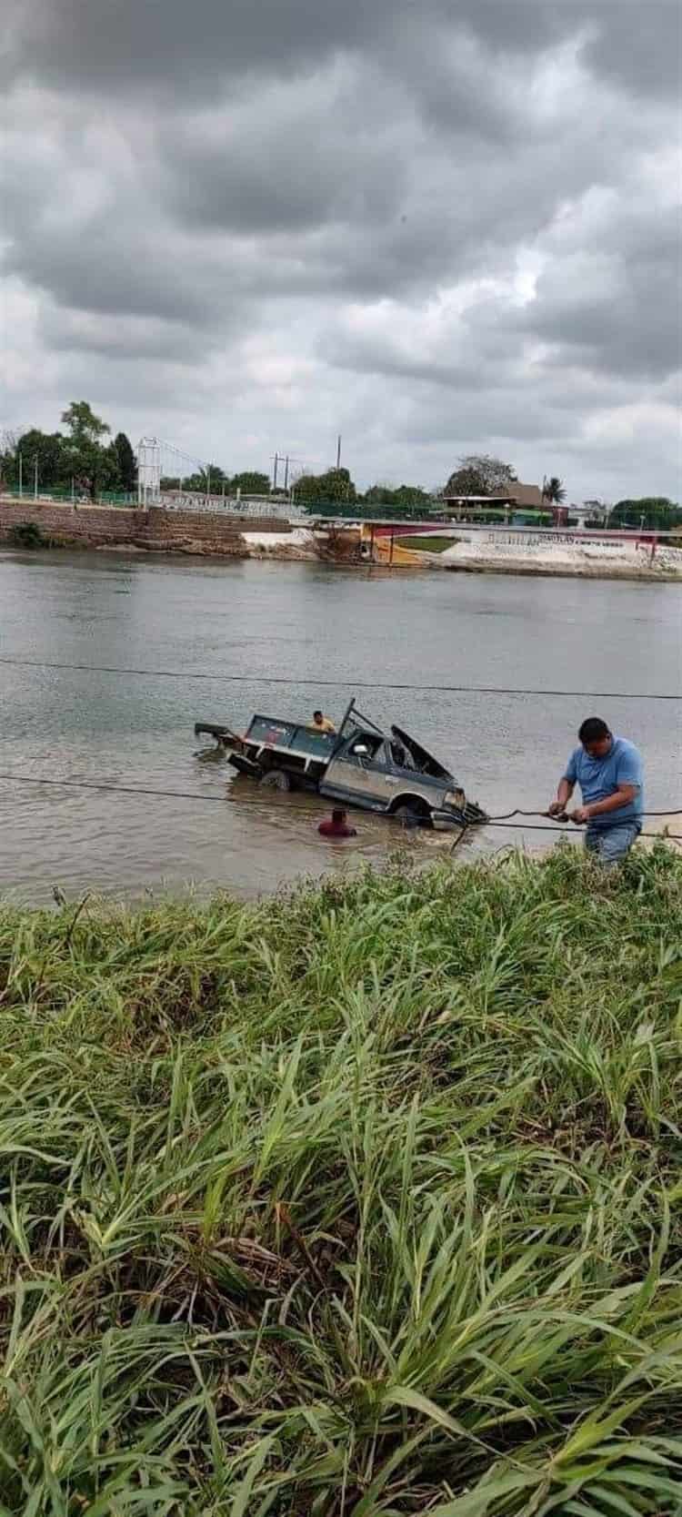 Cae camioneta al río Papaloapan; se quedó sin frenos tras abordar la panga en Otatitlán
