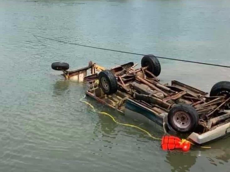 Camioneta termina dentro del río Papaloapan