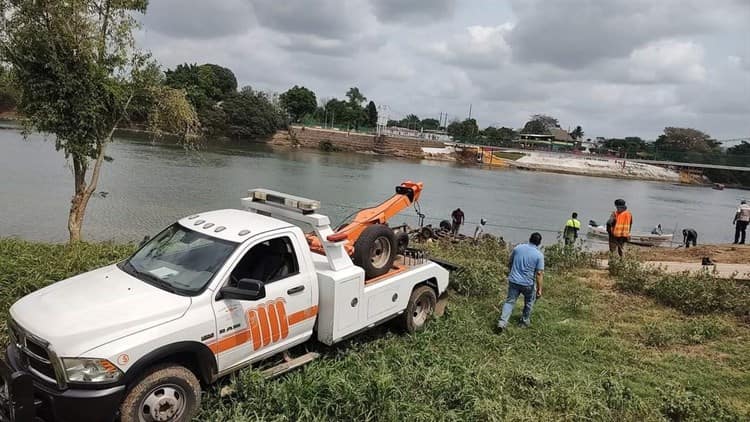 Cae camioneta al río Papaloapan; se quedó sin frenos tras abordar la panga en Otatitlán