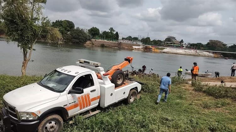 Camioneta termina dentro del río Papaloapan