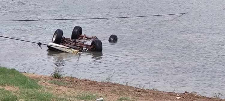 Cae camioneta al río Papaloapan; se quedó sin frenos tras abordar la panga en Otatitlán