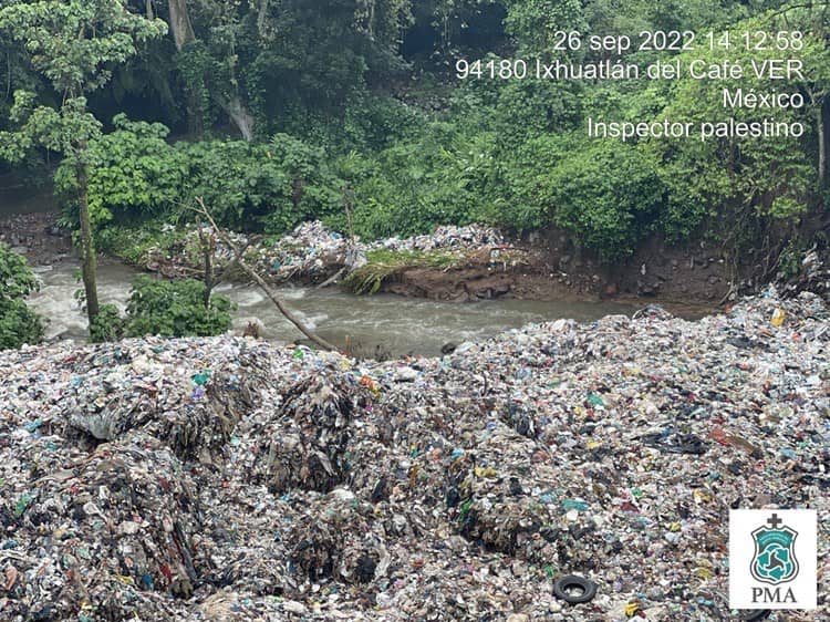 Denuncian a alcaldesa veracruzana por arrojar toneladas de basura a un río (+Video)