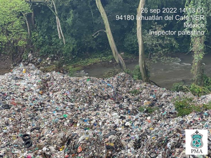 Denuncian a alcaldesa veracruzana por arrojar toneladas de basura a un río (+Video)