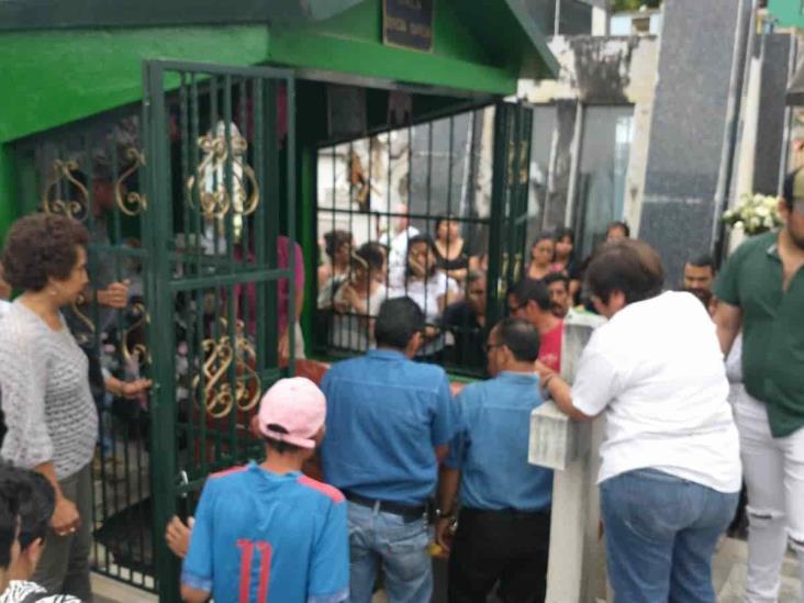 Entre gritos de justicia sepultan en Papantla a Yara, enfermera asesinada en Xalapa