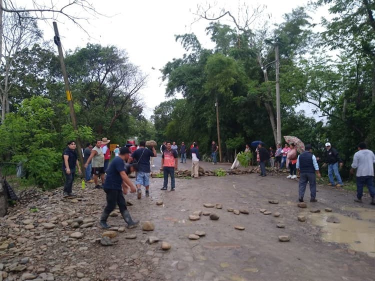 Bloquean la carretera Misantla-Martínez de la Torre, habitantes exigen reparación del puente Culebras