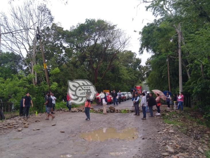 Bloquean la carretera Misantla-Martínez de la Torre, habitantes exigen reparación del puente Culebras