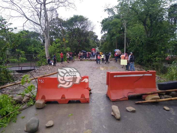 Bloquean la carretera Misantla-Martínez de la Torre, habitantes exigen reparación del puente Culebras