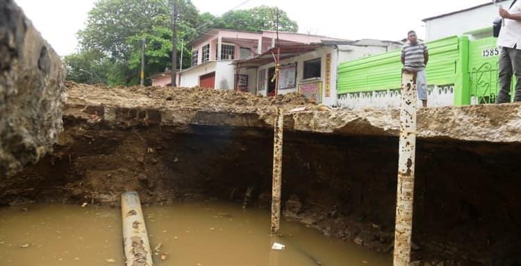 Por losas rotas, sigue cerrada esta calle de Coatzacoalcos (+Vídeo)