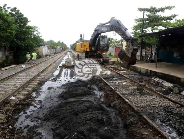 Limpian zona cercanas a vías del ferrocarril en Coatzacoalcos