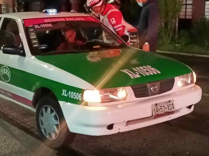 Hombre de la tercera edad es atropellado por taxi en avenida de Xalapa