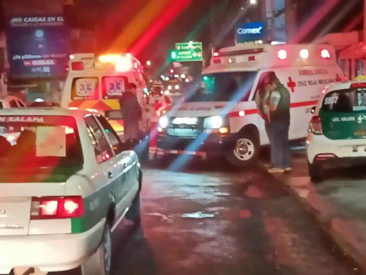 Hombre de la tercera edad es atropellado por taxi en avenida de Xalapa