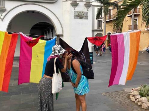 #LoveIsLove: Realizan Besatón Lésbico en el zócalo de Veracruz