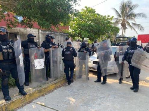 Con policía, desalojan a familias de Los Almendros