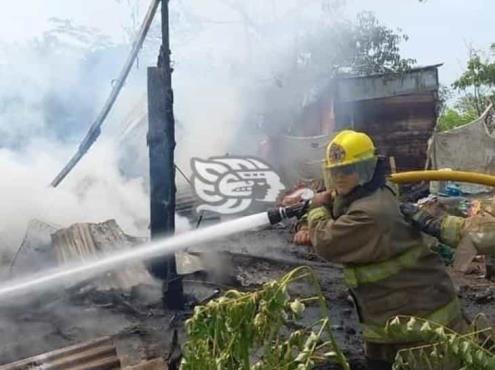 Lo perdieron todo; incendio consume vivienda en Minatitlán