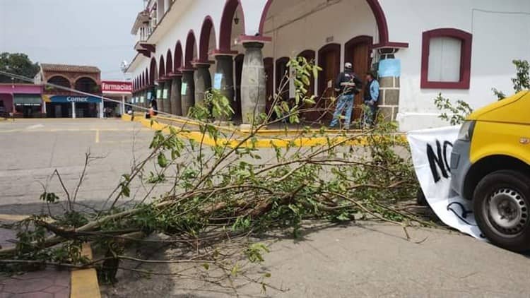 Habitantes bloquean palacio municipal de Amatlán para evitar instalar basurero
