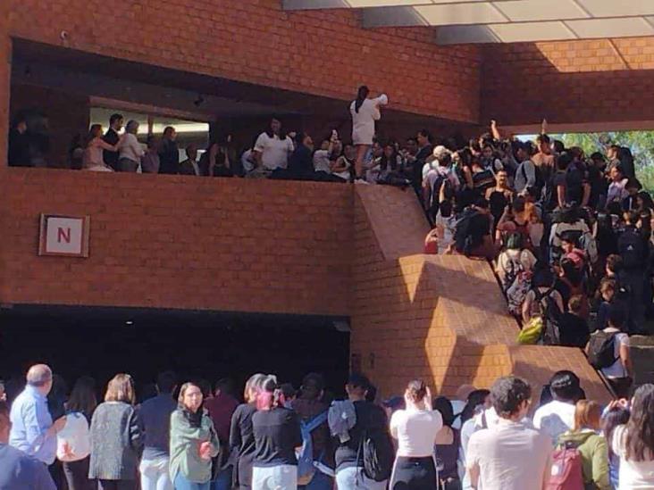 ¡Alzan la voz! Protestan alumnos de la Ibero por incremento a colegiaturas (+Video)