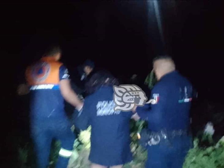 ¿Cómo llegó ahí? Rescatan a mujer en un río de Cuitláhuac