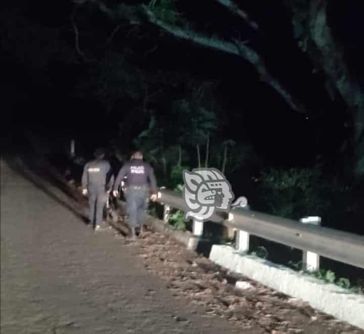 ¿Cómo llegó ahí? Rescatan a mujer en un río de Cuitláhuac