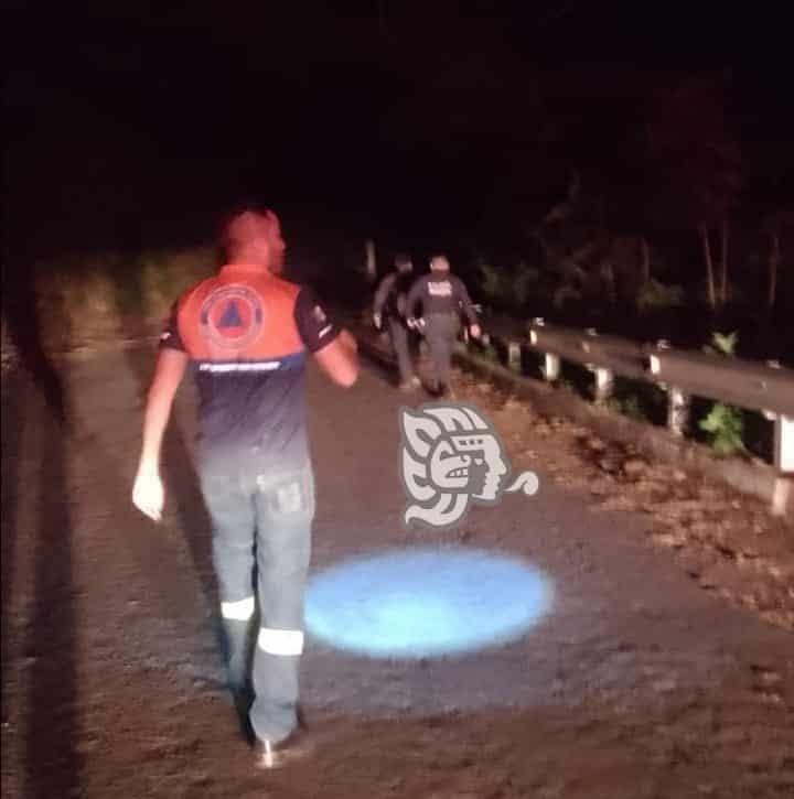 ¿Cómo llegó ahí? Rescatan a mujer en un río de Cuitláhuac