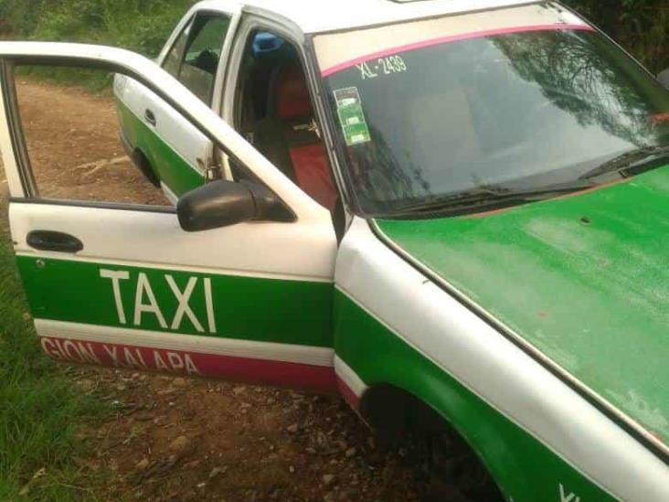 Dejan taxi desvalijado en los límites de las colonias 9 de Abril y Ejidal, en Xalapa