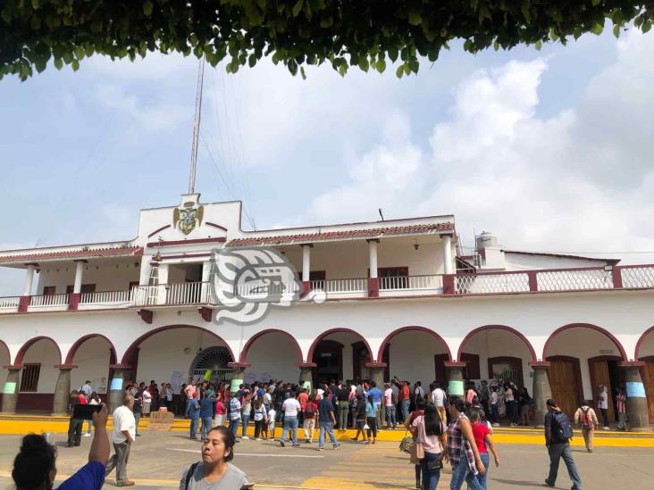 Bloquean palacio y accesos a Amatlán; no quieren basurero (+Video)