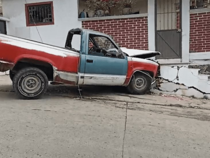 Se estampa camioneta contra escalinata en colonia de Xalapa