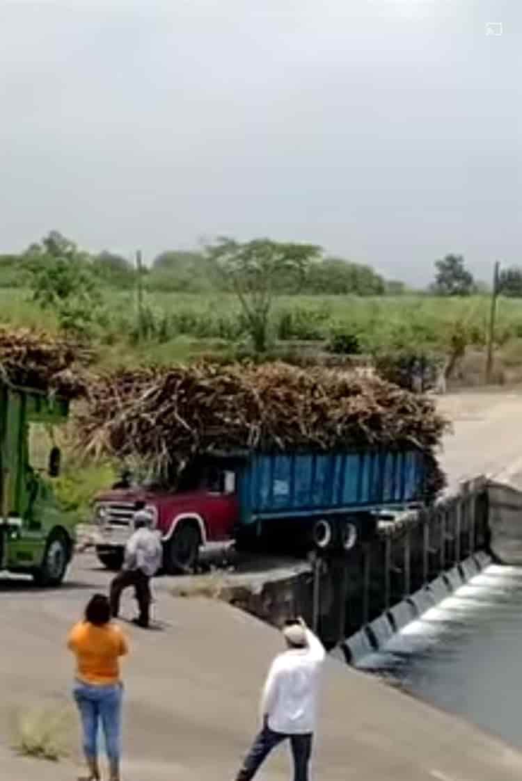 ¡Por un ‘pelito’! Carro cañero casi cae al río en Úrsulo Galván