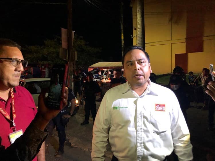 Habitantes bloquean carretera de Catemaco por falta de luz