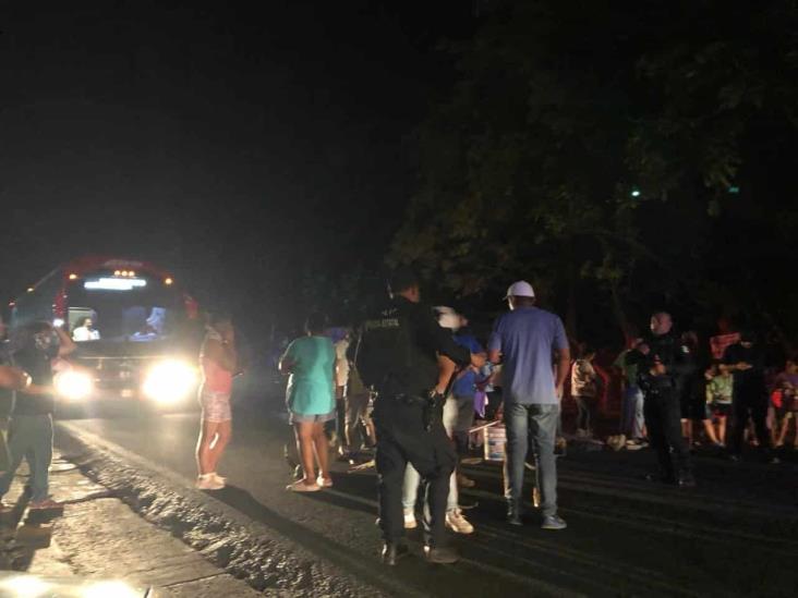 Habitantes bloquean carretera de Catemaco por falta de luz