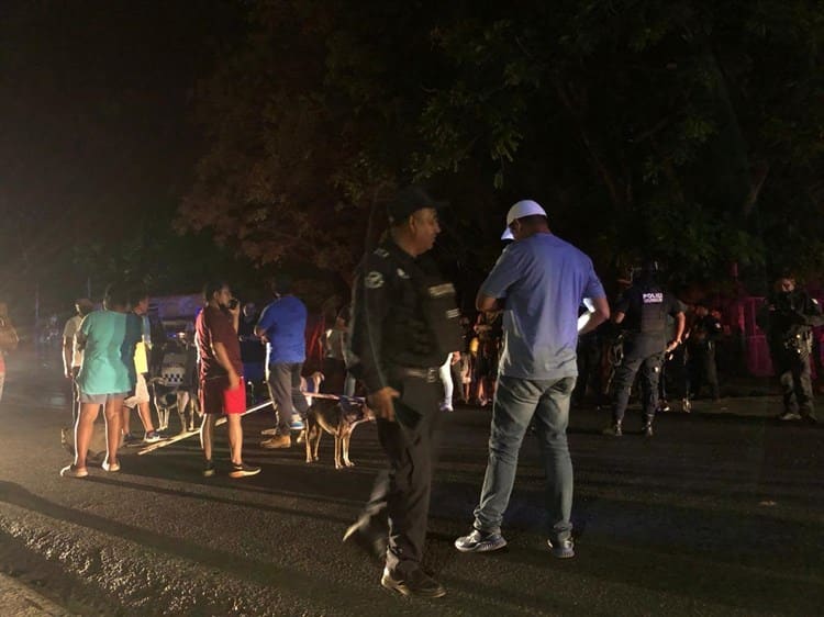 Habitantes bloquean carretera de Catemaco por falta de luz