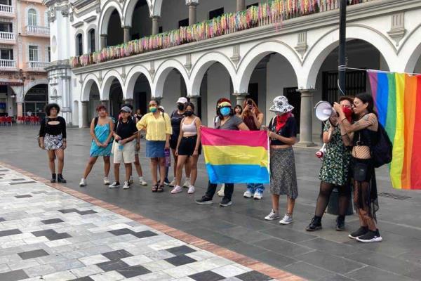 Realizan el “Besatón Lésbico” en el zócalo de Veracruz