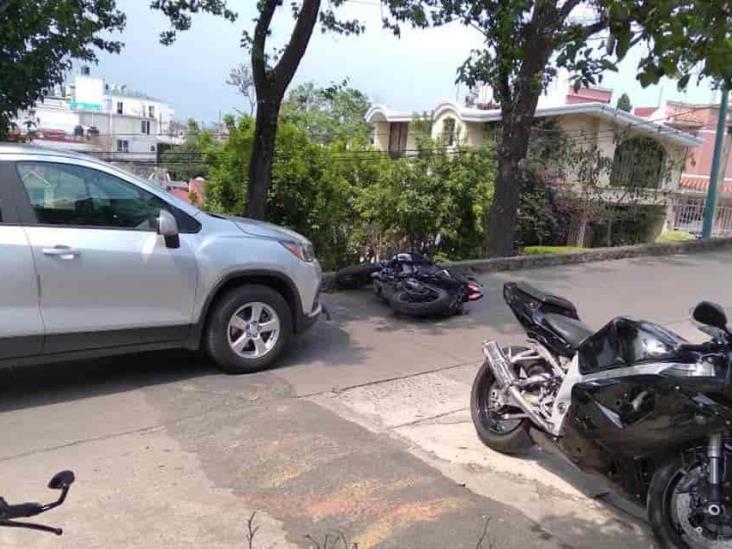 Camioneta choca por alcance contra una motocicleta en Agustín Lara de INDECO Ánimas