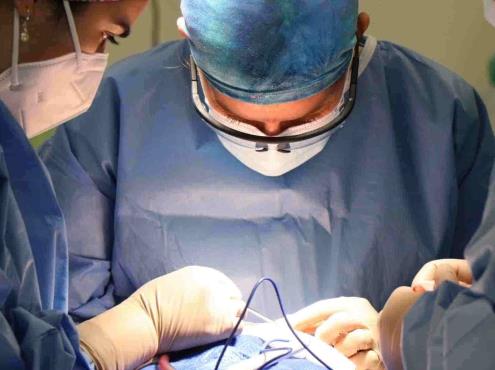 Cirujano acusado de muerte de paciente por negligencia seguirá ejerciendo