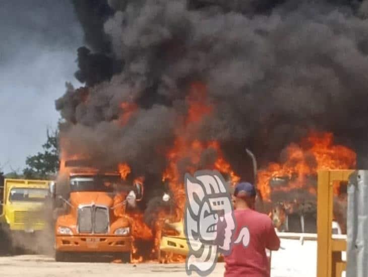 Fuego acaba con tráileres dentro de un corralón en Las Choapas (+Video)