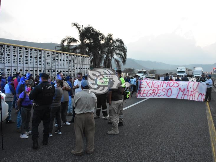 Bloquean la autopista Puebla-Orizaba, exigen la aparición de Marco Antonio (+Video)