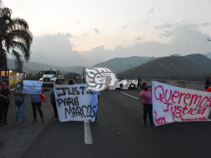 Con bloqueo en la autopista Puebla-Orizaba, habitantes de Balastrera exigen la aparición de Marco Antonio (+Video)
