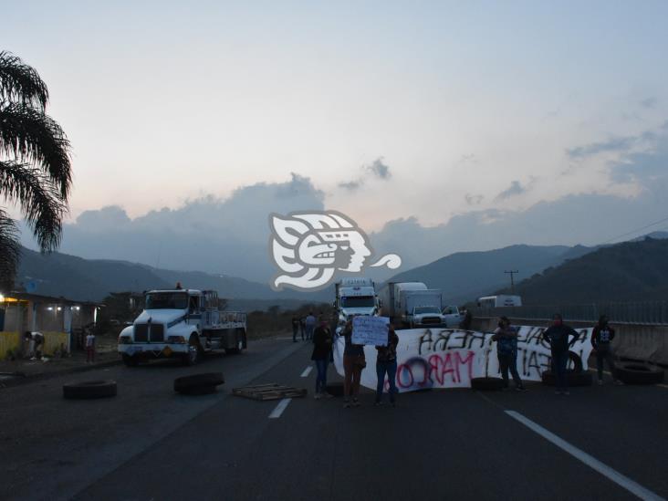 Bloquean la autopista Puebla-Orizaba, exigen la aparición de Marco Antonio (+Video)