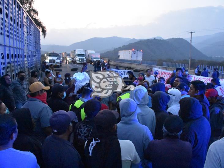 Con bloqueo en la autopista Puebla-Orizaba, habitantes de Balastrera exigen la aparición de Marco Antonio (+Video)