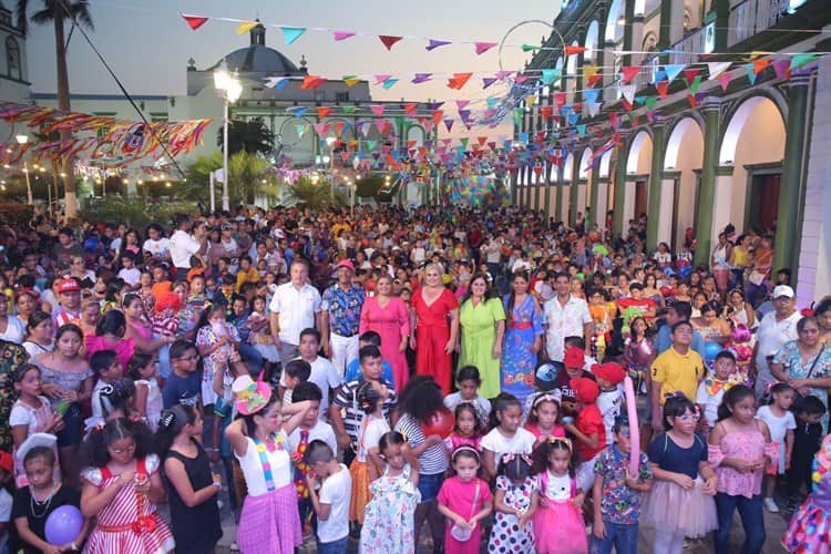 Cientos de niñas y niños celebran su día en Alvarado