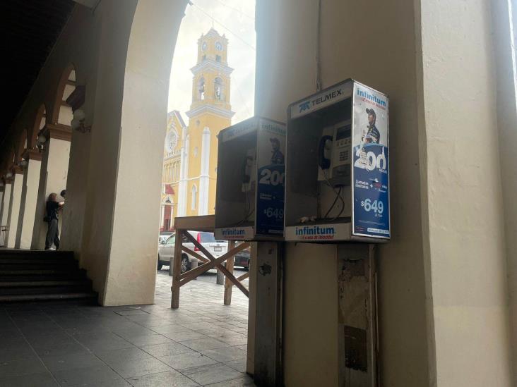 Retiran en Xalapa casetas telefónicas que funcionaban con tarjetas, ya son inoperantes