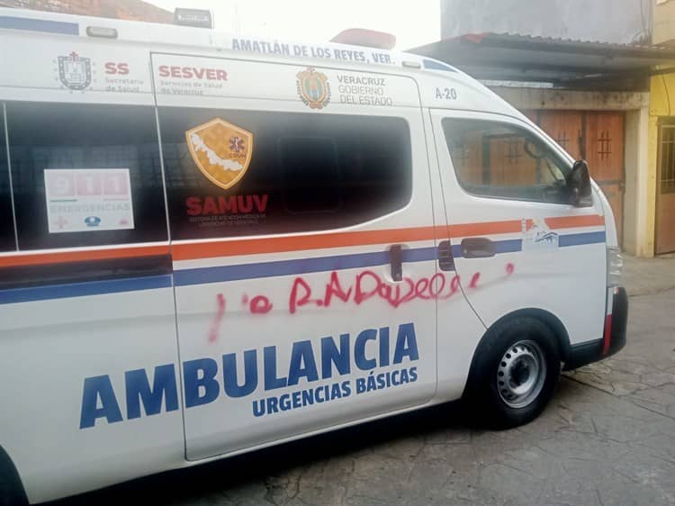 Grafitean ambulancia de SAMUV en Amatlán de los Reyes