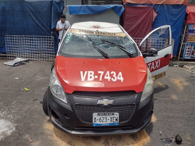 Taxi choca y vuelca en zona de mercados de Veracruz (+Video)