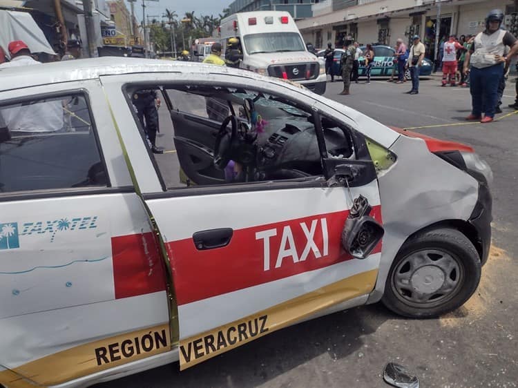 Vuelca taxi al chocar con automóvil en zona de mercados de Veracruz(+Video)
