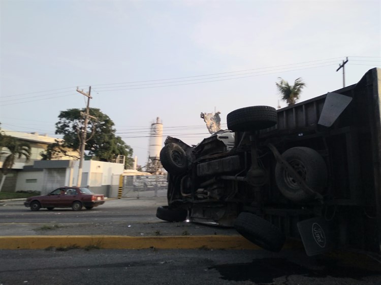 Vuelca camioneta bajando el distribuidor vial Cabeza Olmeca, en Veracruz