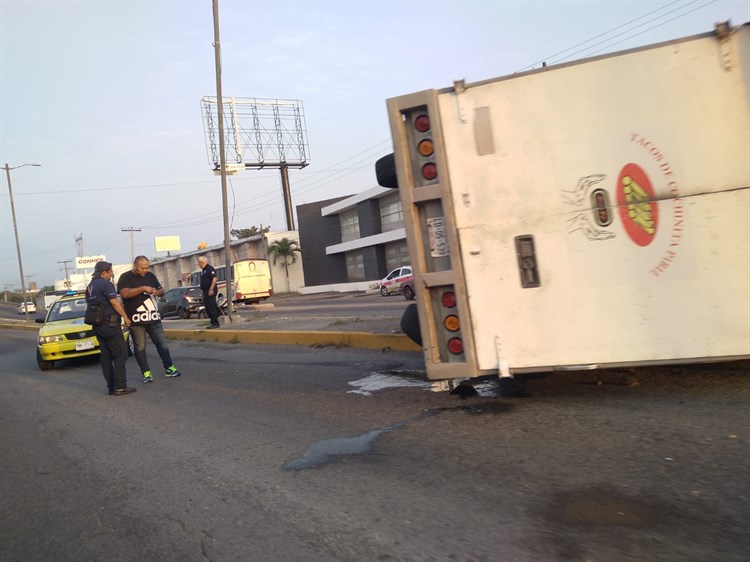 Vuelca camioneta bajando el distribuidor vial Cabeza Olmeca, en Veracruz